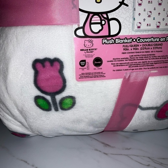 Hello Kitty queen size tulip & mushroom plush blanket - Picture 4 of 6